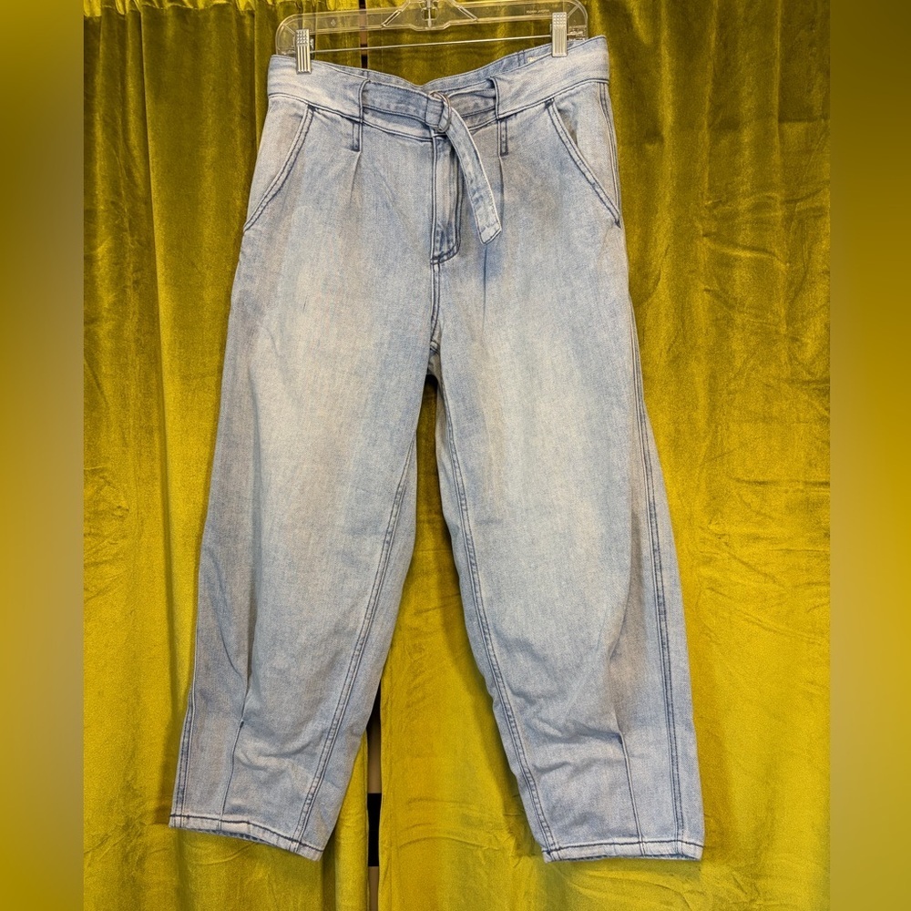 We the Free Baggy Wide Leg Belted Waist Lightwash Denim Jean. Size 28 Retail $98